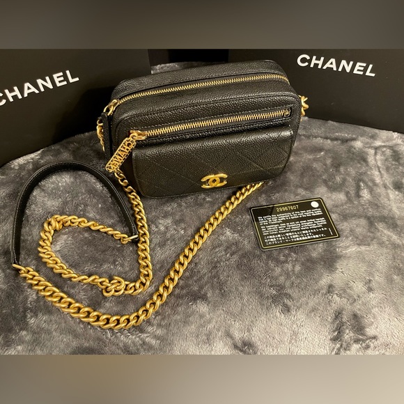 CHANEL Chain Caviar Shoulder Bag with CC Coco matelasse logo - Picture 2 of 11